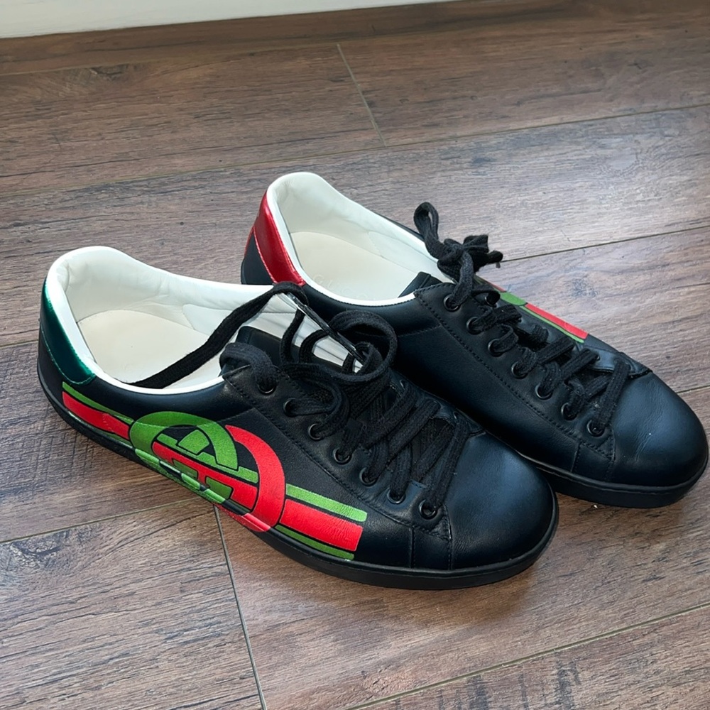 Black Gucci Ace Interlocking GG sneakers. Used and in good condition.